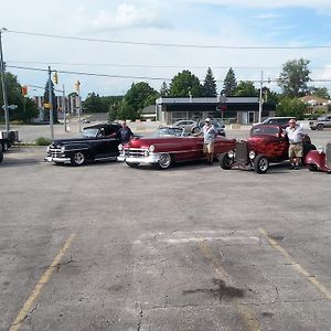 Canadiana Motel